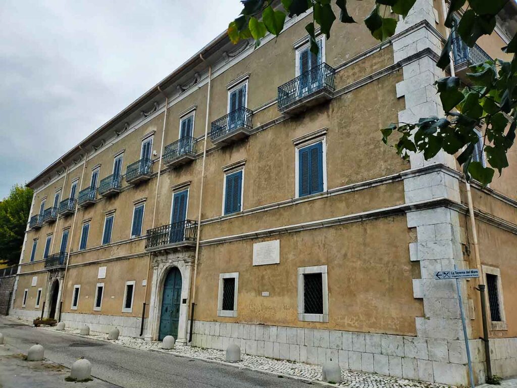 Luoghi da visitare in camper a febbraio: Palazzo Sipari a Pescasseroli.