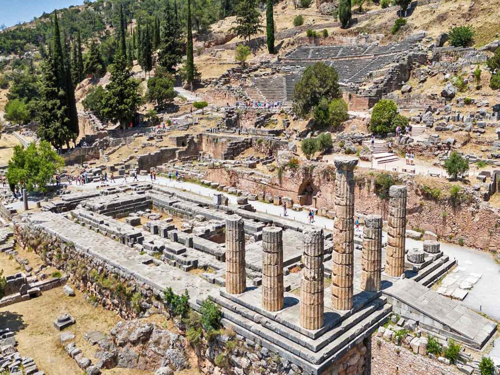 Luoghi da visitare in camper a febbraio: il Tempio di Apollo, il famoso Oracolo di Delfi, in Grecia.