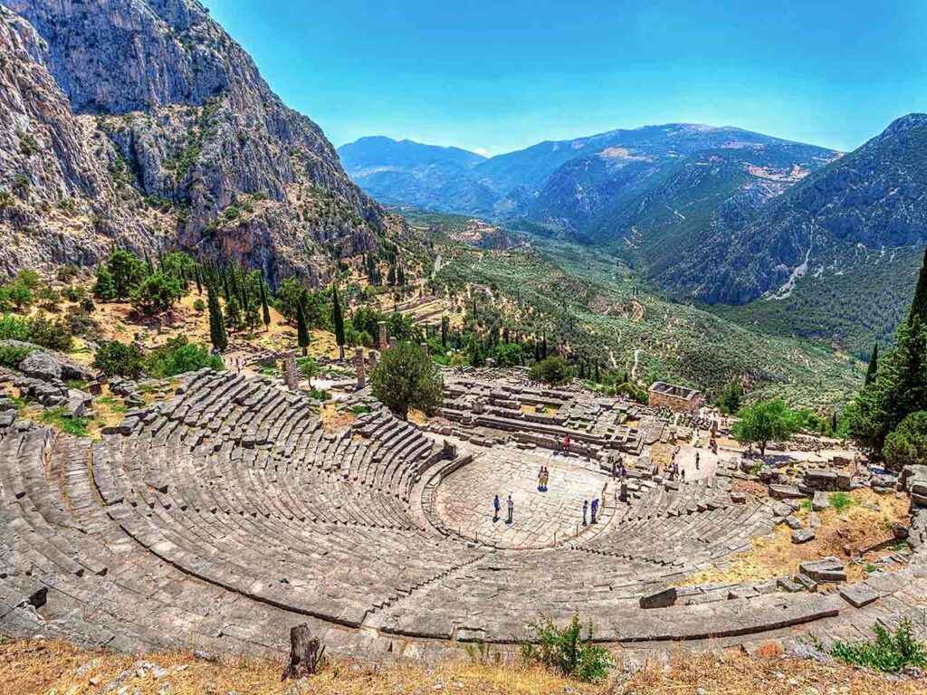 Luoghi da visitare in camper a febbraio: il teatro di Delfi, in Grecia.