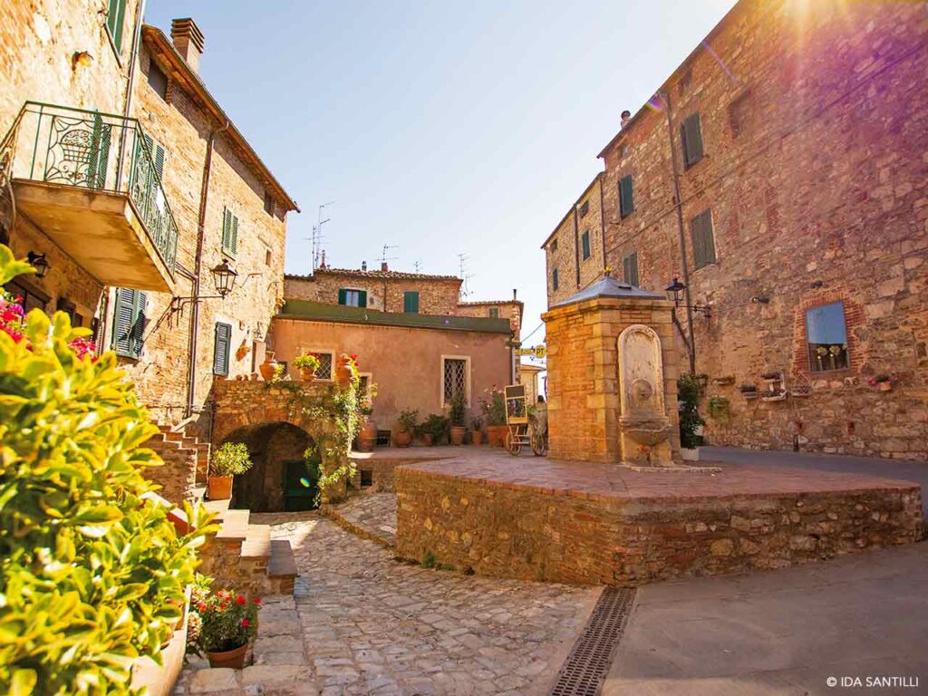 Luoghi da visitare in camper a febbraio: il Pozzo di Sopra a Civitella Marittima.