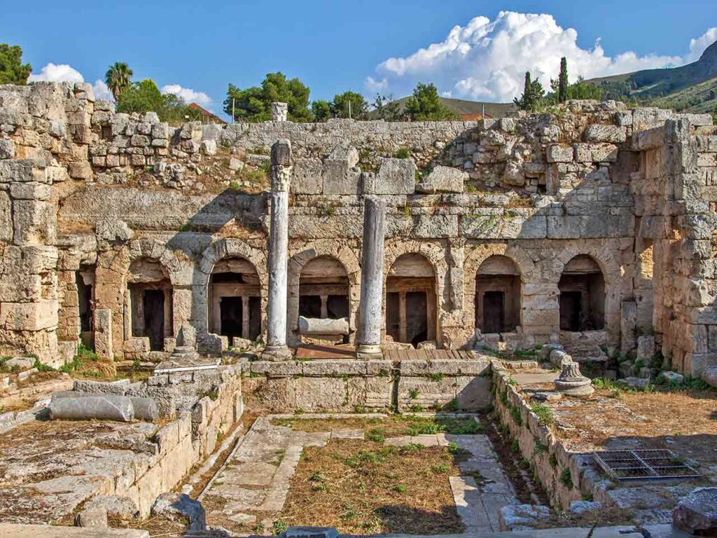 Grecia in camper nel Peloponneso: la Fontana di Pirene nell'antica Corinto.