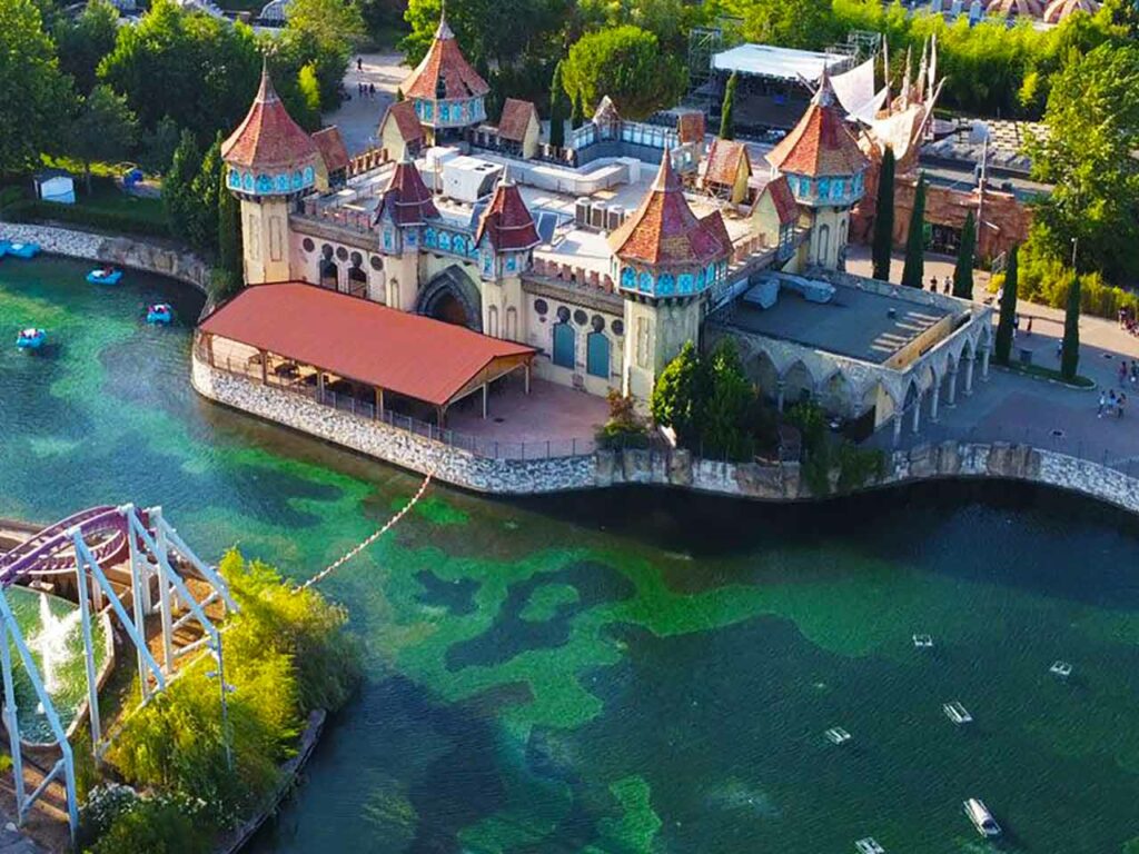 Il lago di MagicLand, dove puoi entrare con la Promo di maggio del Club.
