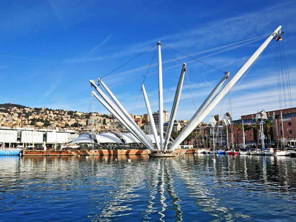 Viaggi in camper 2025: il Bigo, l'ascensore panoramico al porto di Genova.