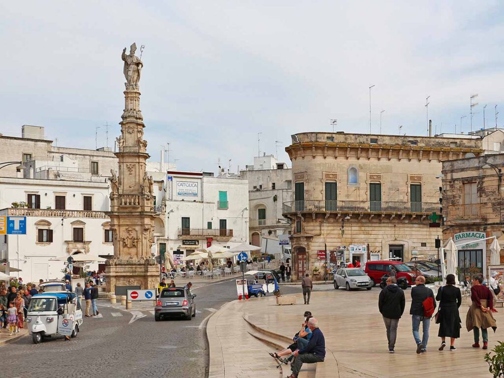 Luoghi da visitare a gennaio in camper: la guglia di Sant'Oronzo a Ostuni.