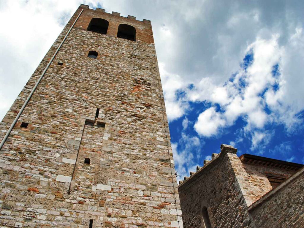 Luoghi da visitare a gennaio in camper: il Campanaccio, la torre civica di Nocera Umbra (PG).
