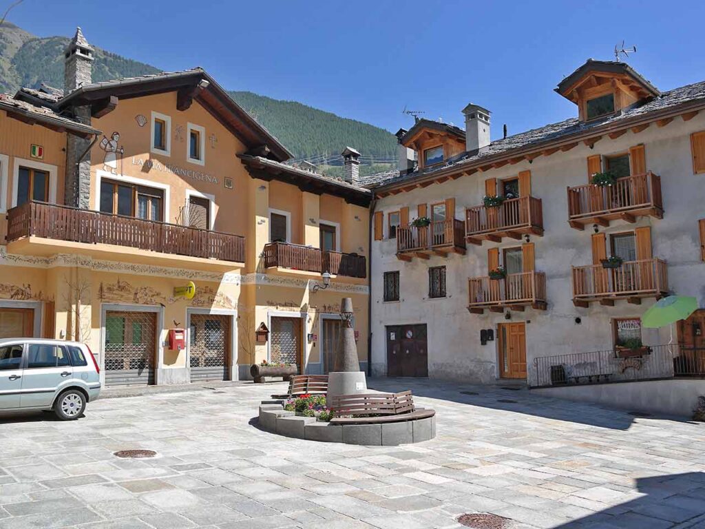 Luoghi da visitare a gennaio in camper: chiesa di Santa Maria Assunta a Étroubles (AO).