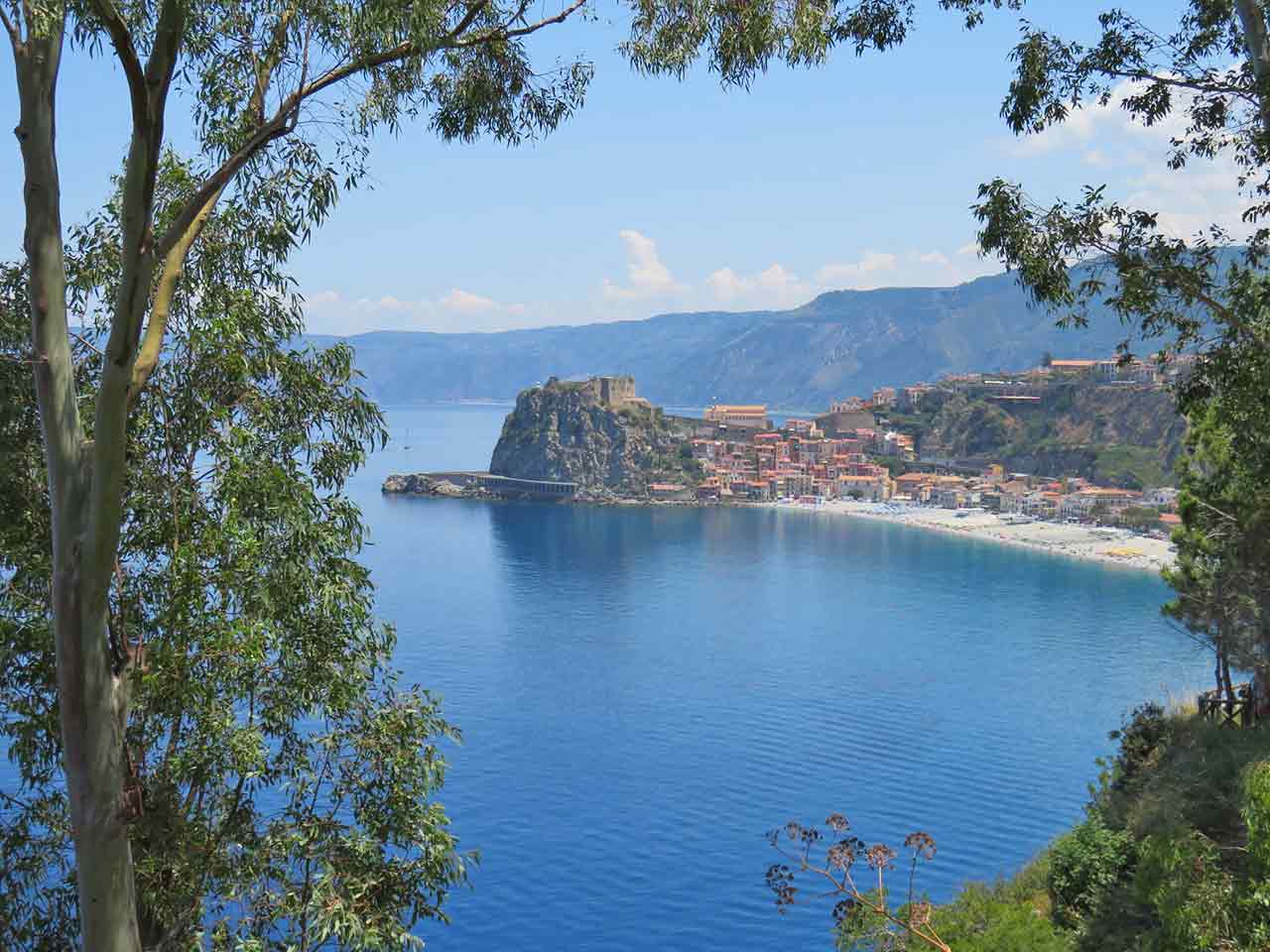 Scilla e la Costa Viola della Calabria.