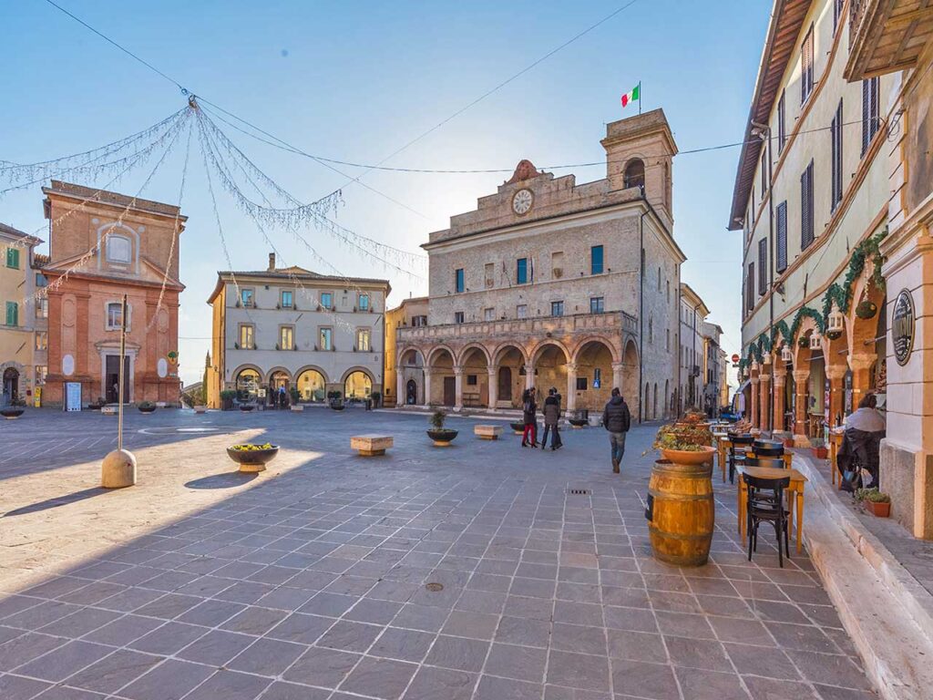 Weekend in camper in Umbria: Piazza del Comune a Montefalco (PG).