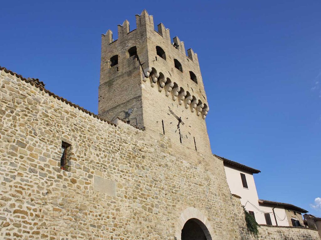Weekend in camper in Umbria: la porta di Sant'Agostino a Montefalco.