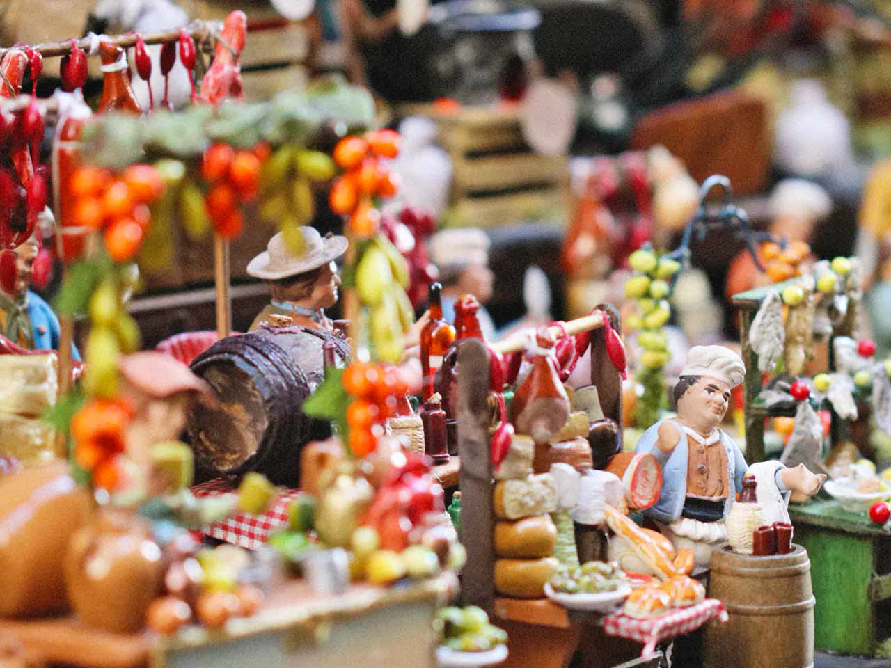 Alcune statuine realizzate a San Gregorio Armeno.