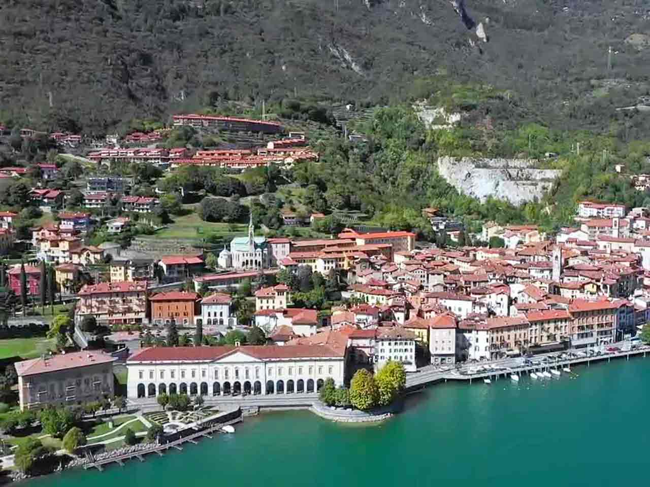 Cosa vedere a Bergamo e dintorni: Lovere sul Lago d'Iseo.