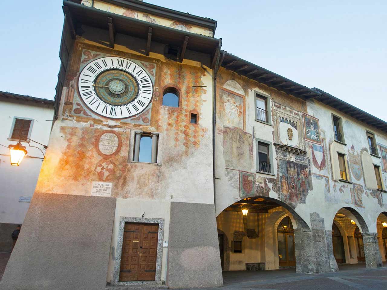 Cosa vedere a Bergamo e dintorni: la Torre dell'Orologio a Clusone.