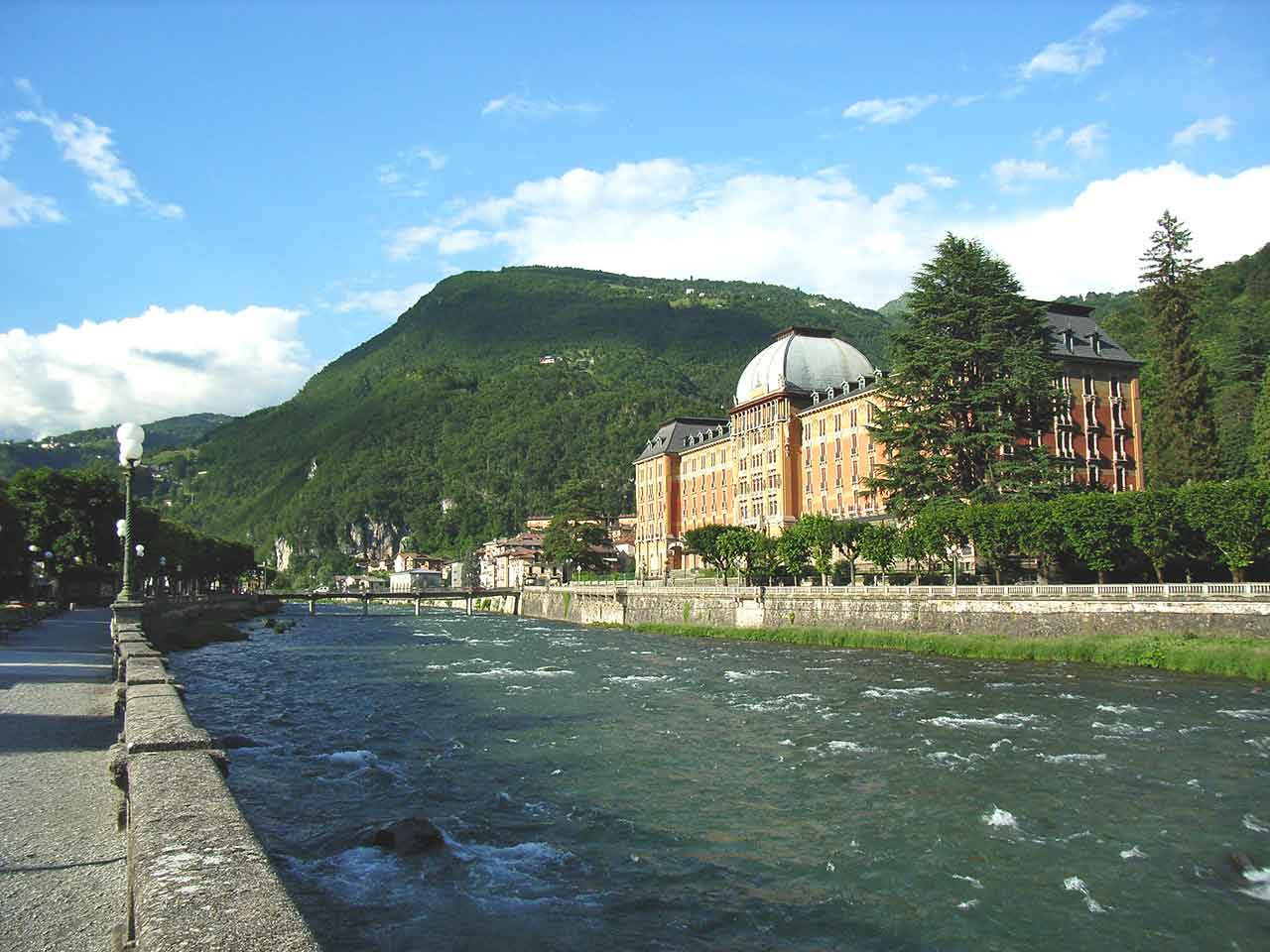 Il Grande Hotel e il fiume Brembo a San Pellegrino Terme.