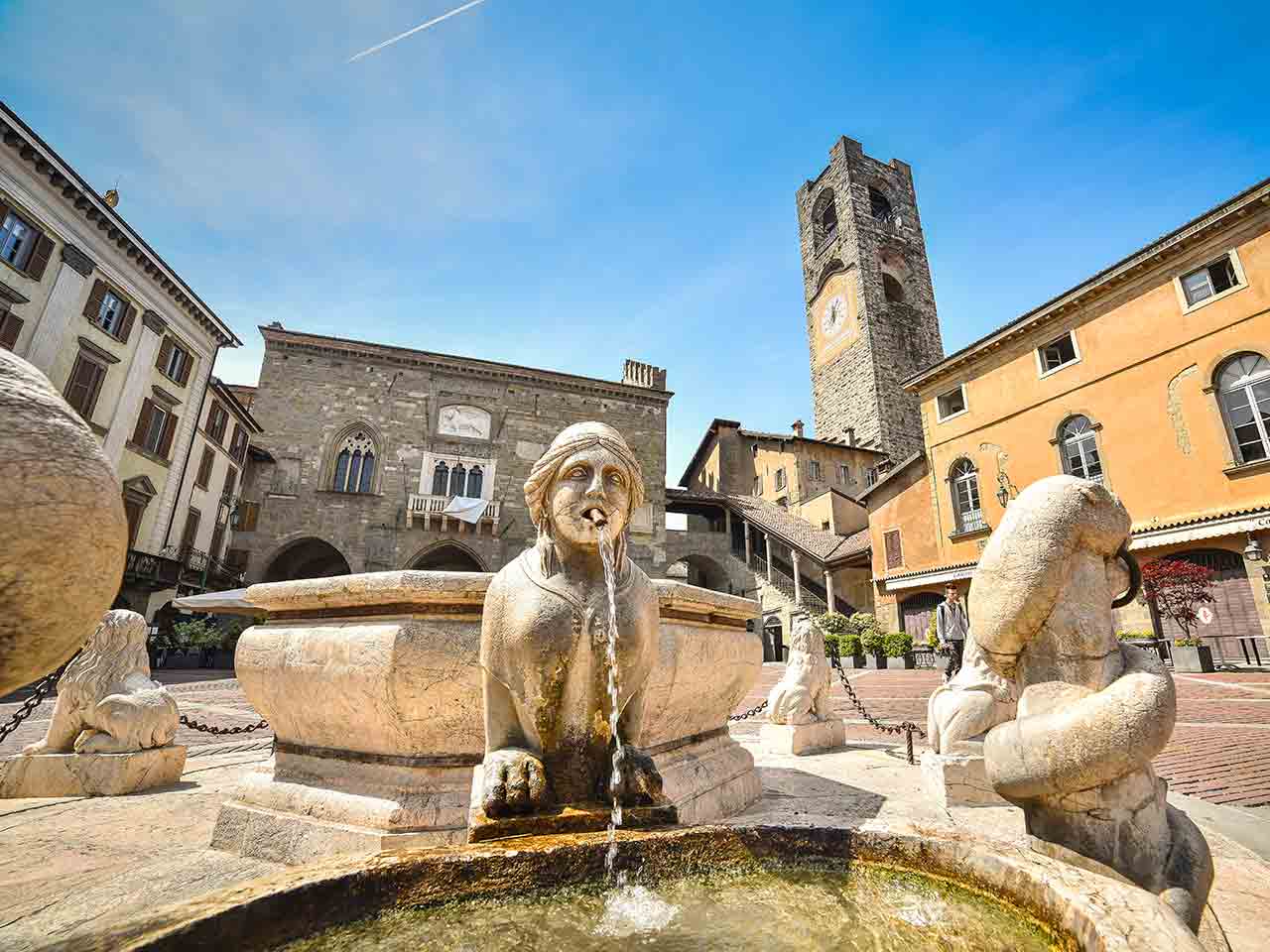Cosa vedere a Bergamo e dintorni: Fontana Contarini in Piazza Vecchia a Bergamo.
