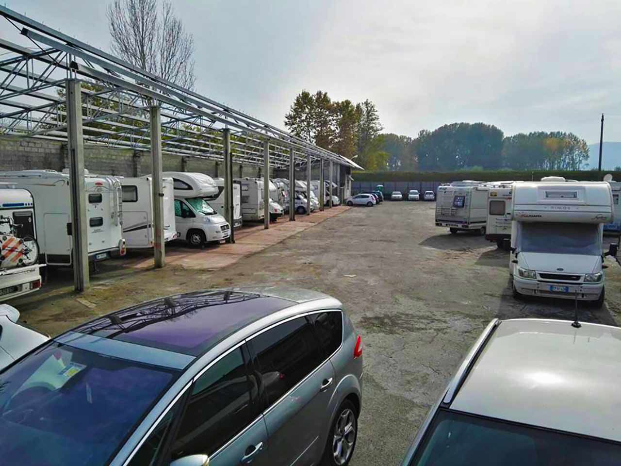 Aree sosta camper in Toscana: il Parcheggio del Borgo a Borgo Giannotti di Lucca.