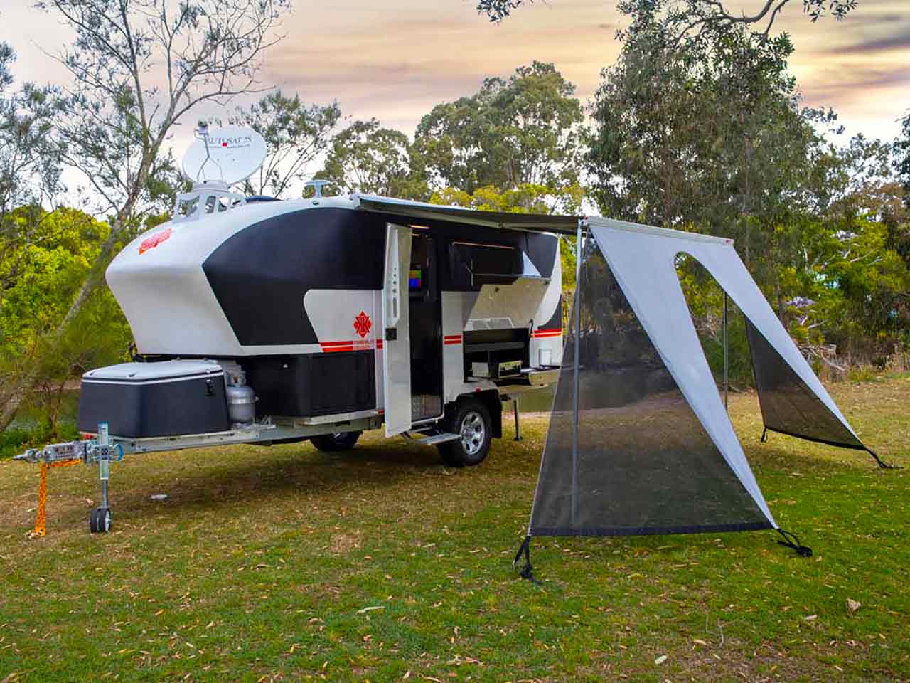 L’esterno della caravan Kimberley Kampers Kruiser S-Klass con il tendalino aperto.