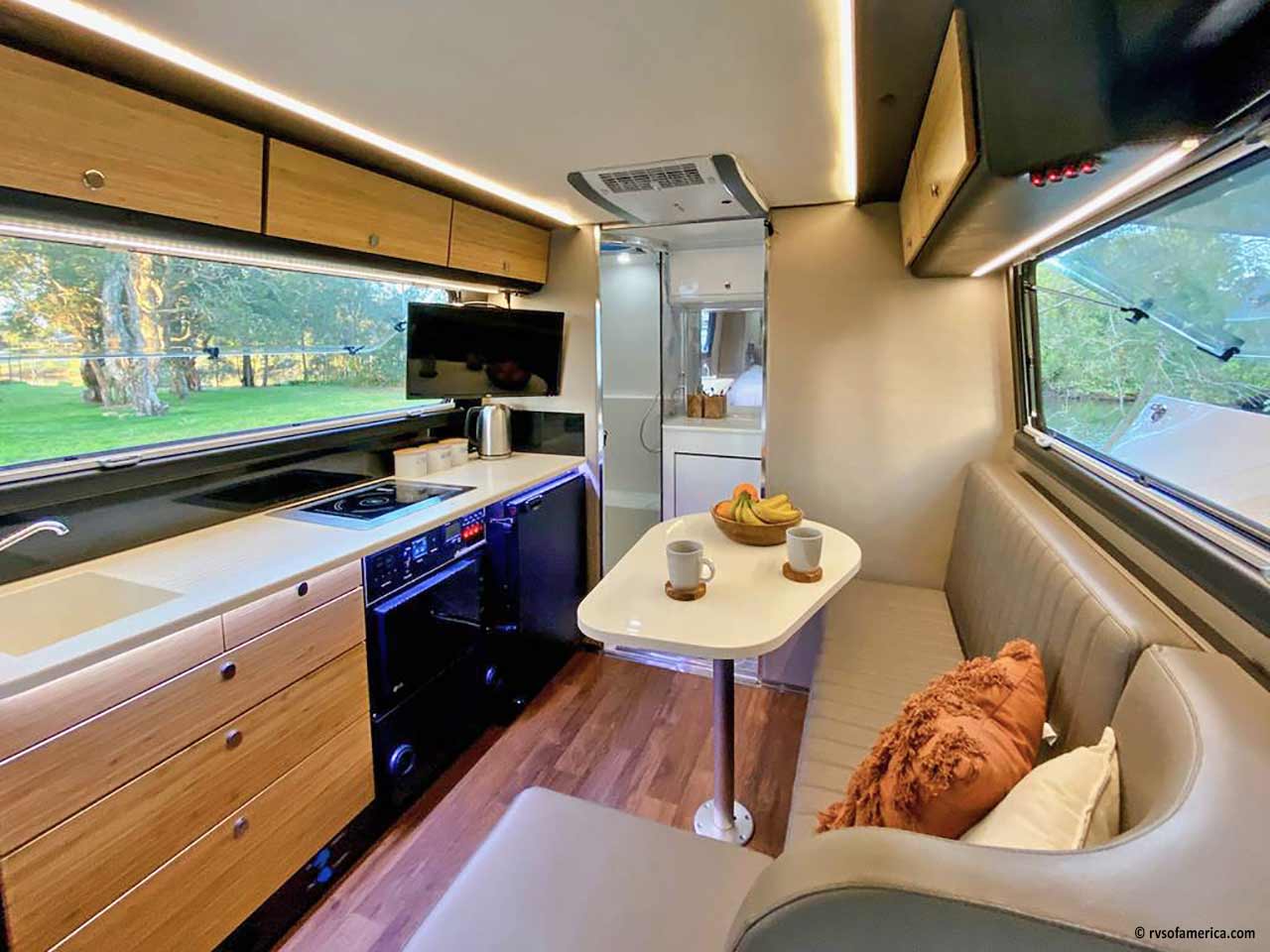 L’accessoriata cucina interna della caravan Kimberley Kampers Kruiser S-Klass.