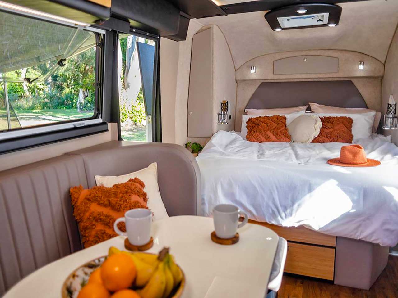 Il letto matrimoniale queen size della caravan Kimberley Kampers Kruiser S-Klass.