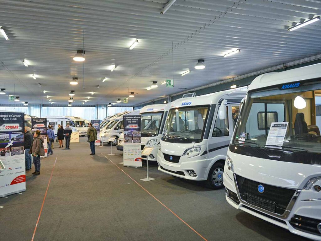 Camper in esposizione alla fiera Italia Vacanze di Novegro.