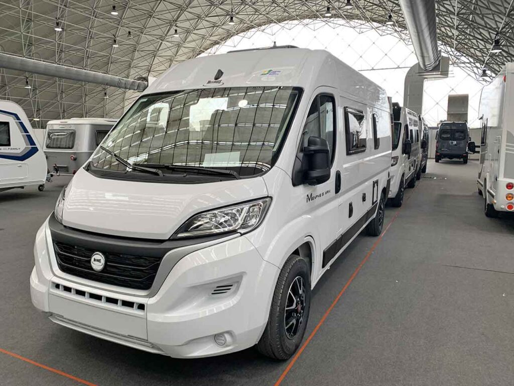 Camper in esposizione alla fiera Italia Vacanze a Novegro di Segrate.