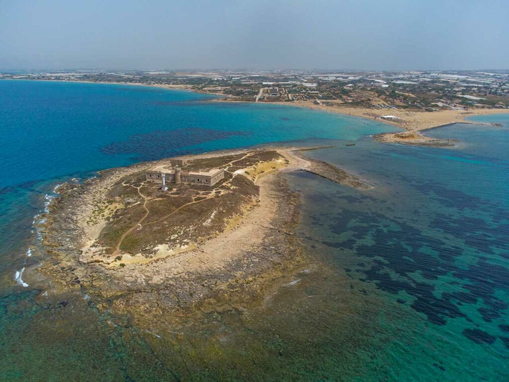 Veduta aerea dell'Isola delle Correnti a Portopalo di Capo Passero.