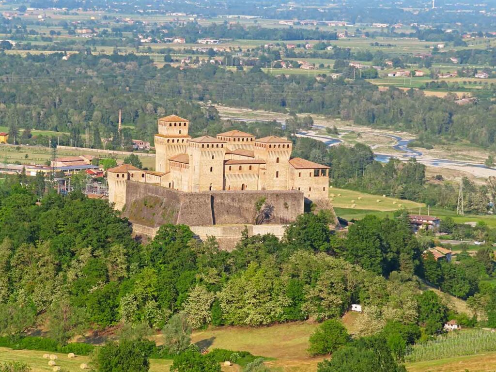 Luoghi da visitare in camper a marzo: il castello di Torrechiara a Langhirano.
