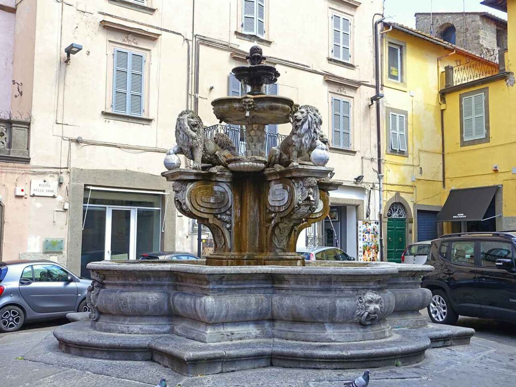 Luoghi da visitare in camper a marzo: la Fontana dei Leoni a Viterbo.