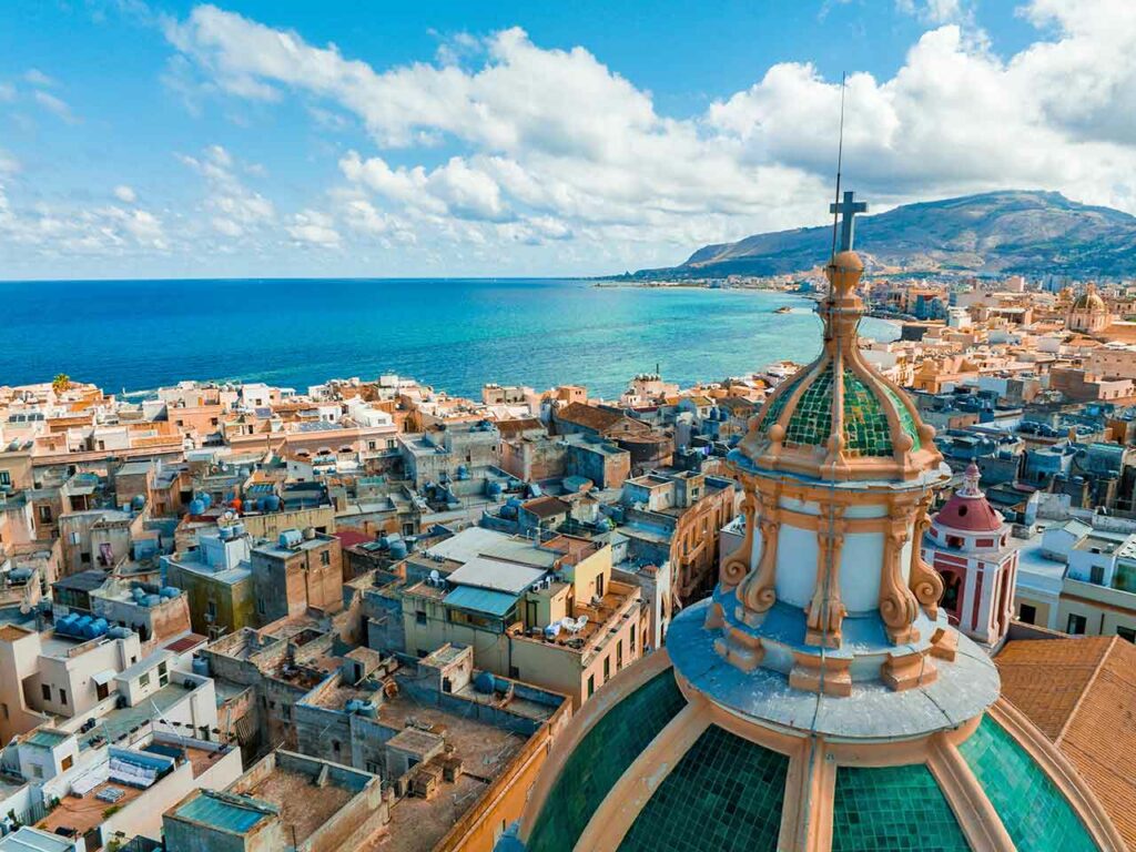 Dove andare in camper ad aprile: veduta aerea di Trapani.