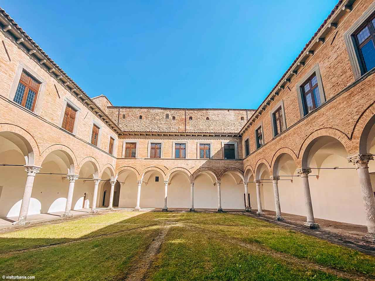Mete imperdibili nel Montefeltro: cortile interno del Palazzo Ducale di Urbania