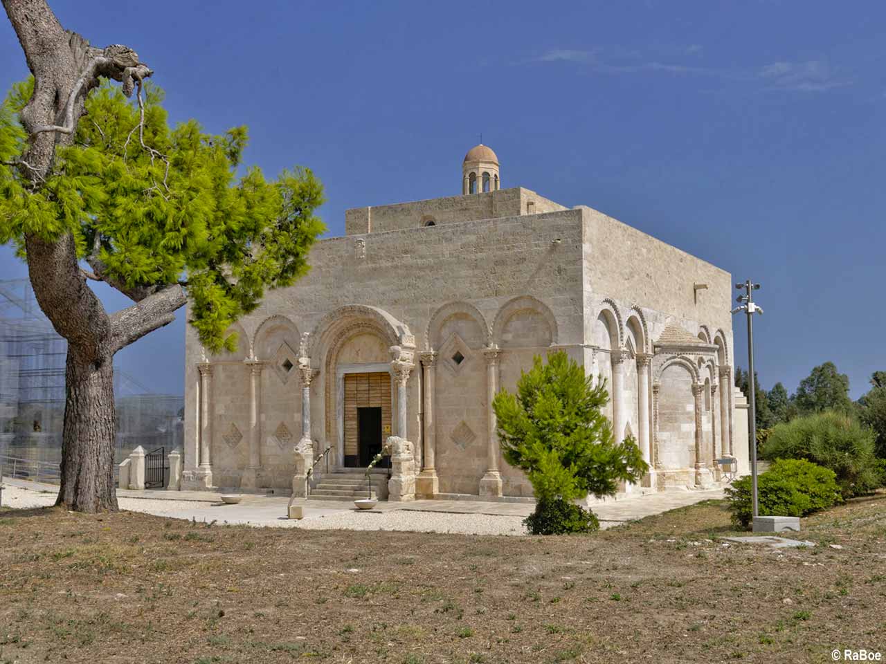 Dove andare a luglio in camper: 3 luoghi da visitare - Basilica di Santa Maria maggiore a Siponto