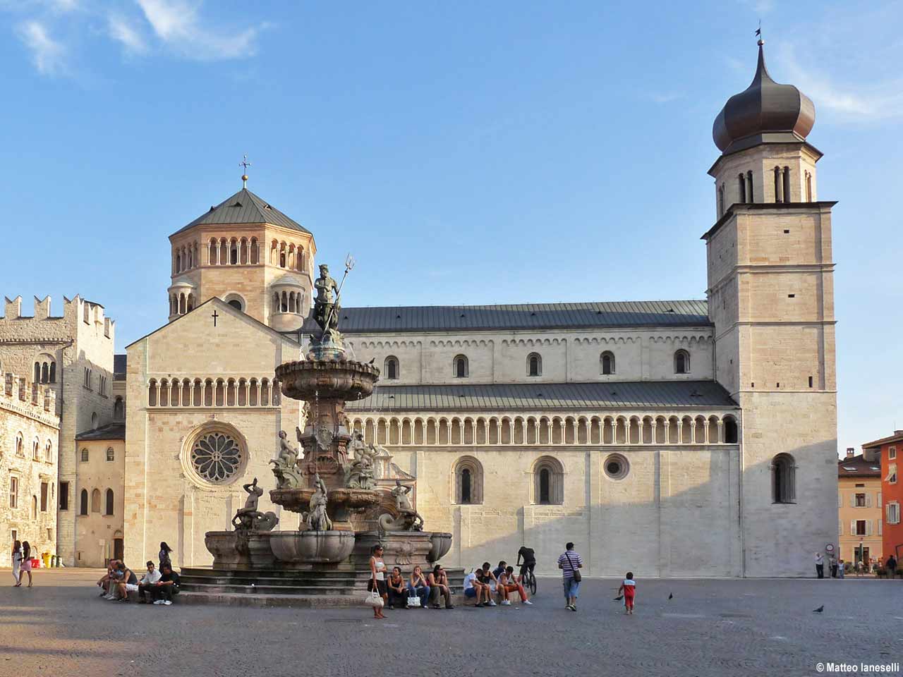 Dove andare a luglio in camper: 3 luoghi da visitare - La fontana del Nettuno e la Cattedrale di San Vigilio