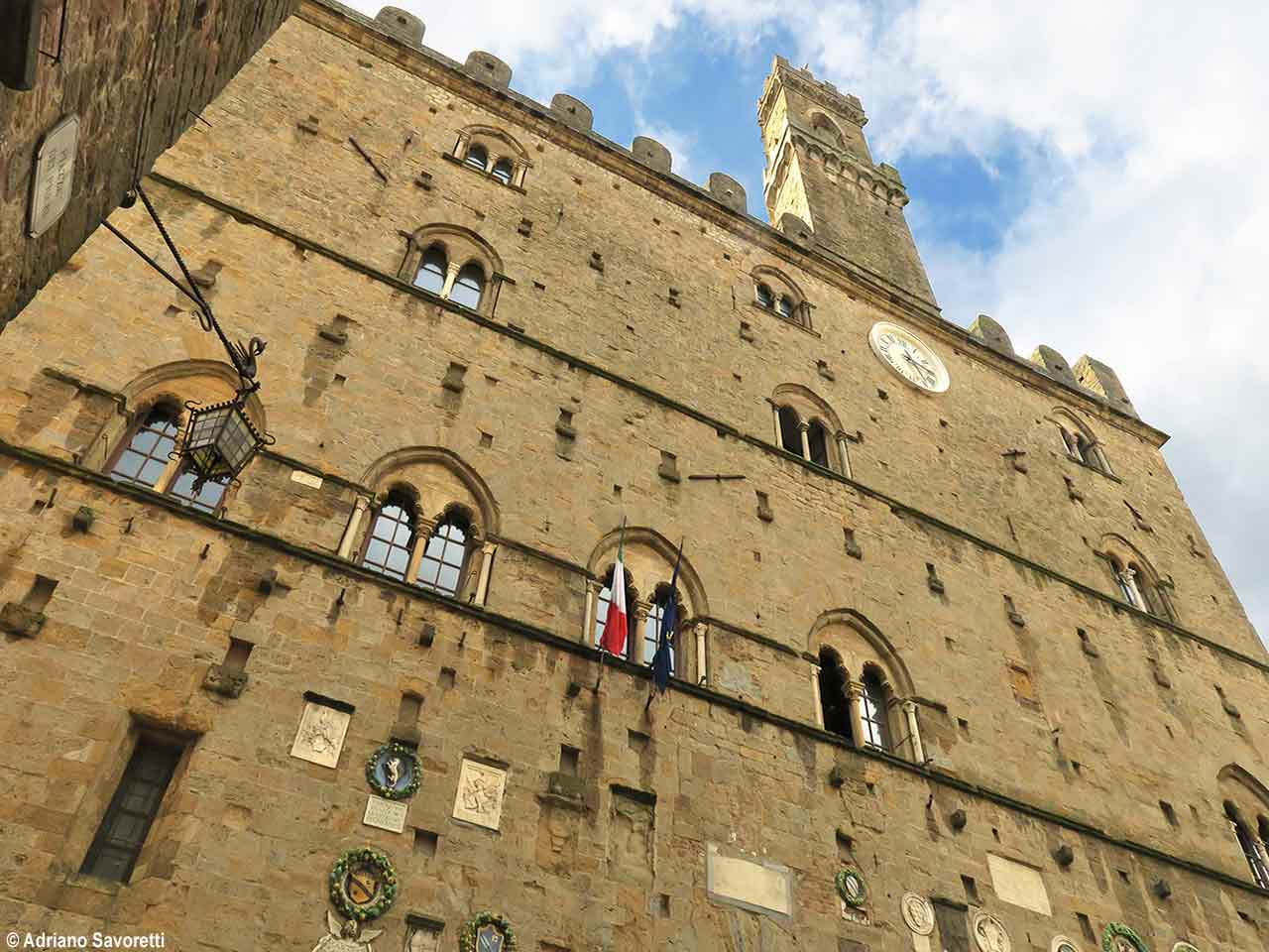 Dove andare a luglio in camper: 3 luoghi da visitare - Palazzo dei Priori a Volterra