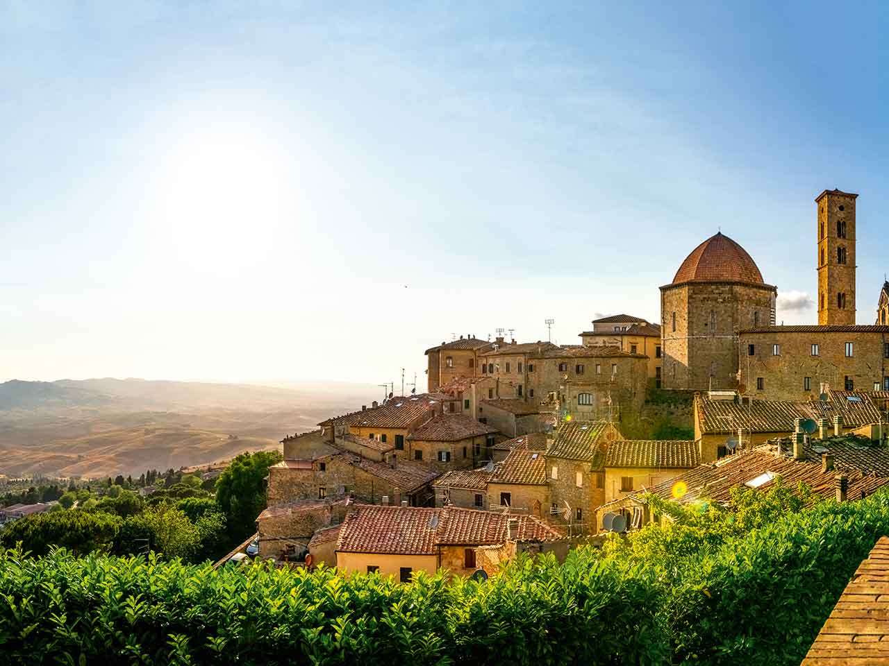 Dove andare a luglio in camper: 3 luoghi da visitare - panorama di Volterra