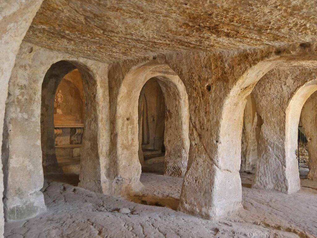 Puglia in camper nelle Murge: la chiesa rupestre di San Michele delle Grote a Gravina.