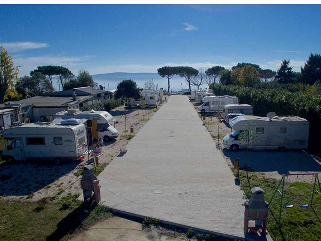 Promo agricampeggi e soste nel Lazio: l'area di sosta Blue Lake Camper a Trevignano Romano (RM).