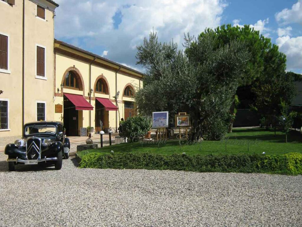 Gli sconti nelle cantine per il vino: l'azienda agricola Corte Mainente a Soave (VR).
