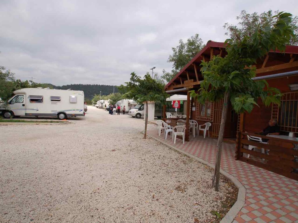 Promo agricampeggi e soste nel Lazio: l'area di sosta Futura Lago Parking Le Mimose a Bracciano (RM).