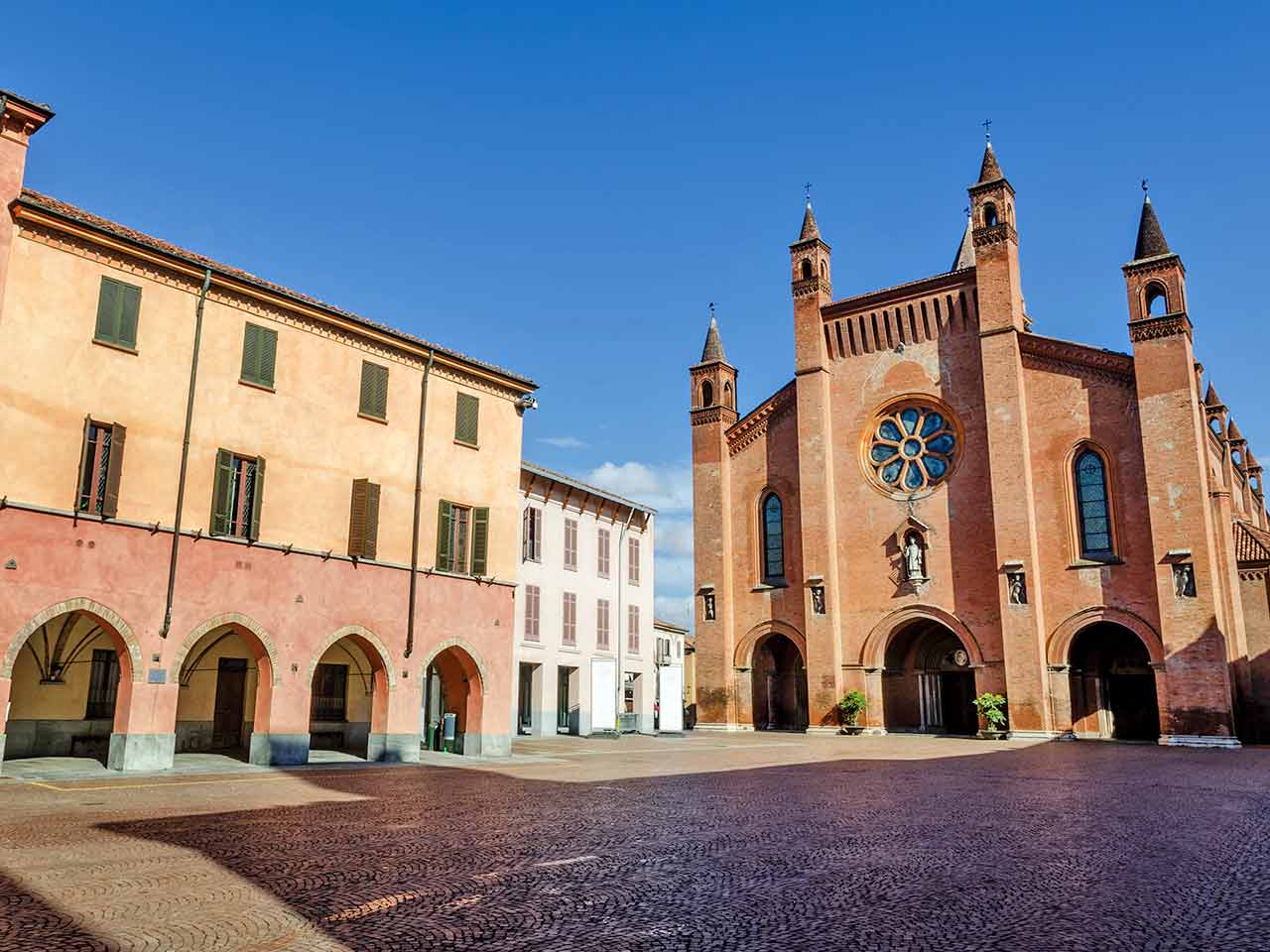 Piemonte in camper alla scoperta delle Langhe: la Cattedrale di San Lorenzo ad Alba.