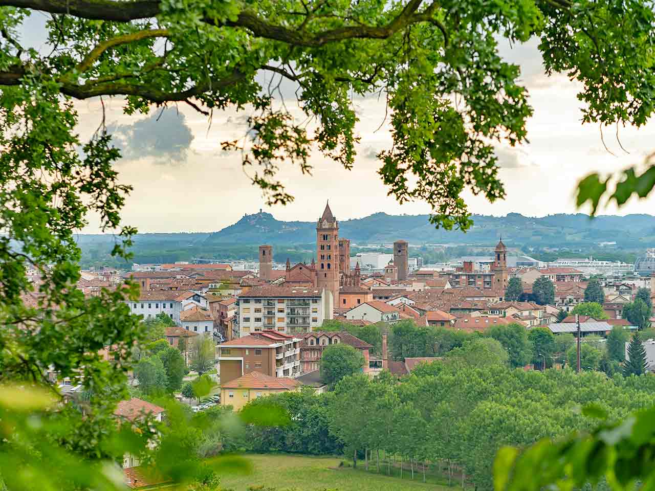 Piemonte in camper alla scoperta delle Langhe: panorama di Alba
