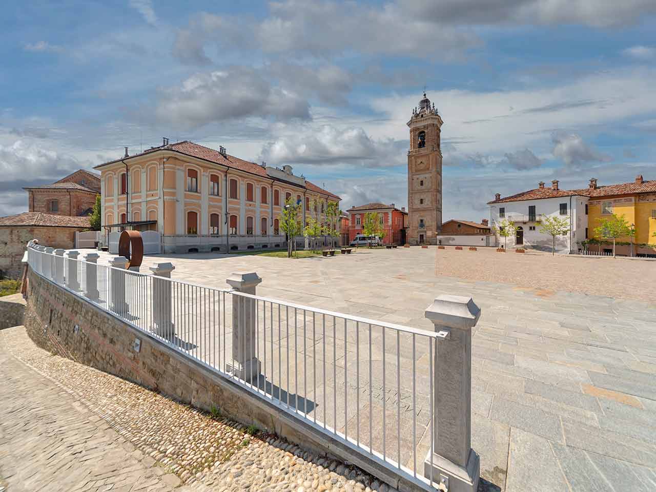 Piemonte in camper alla scoperta delle Langhe: il belvedere e la torre campanaria a La Morra
