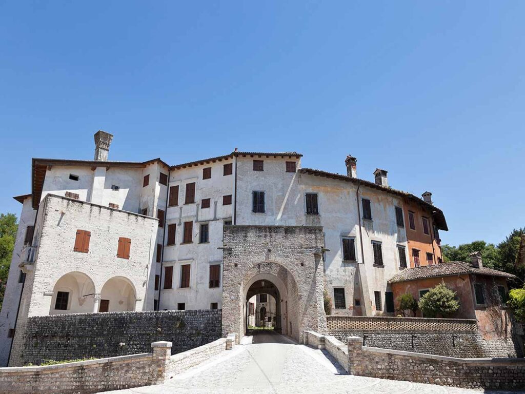 Friuli in camper a Pordenone e dintorni: il castello di Valvasone.
