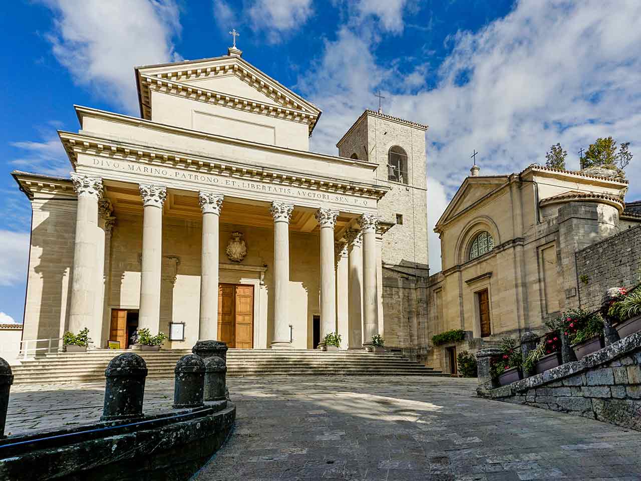 Mete imperdibili nel Montefeltro: la basilica di San Marino e accanto la chiesa di San Pietro.