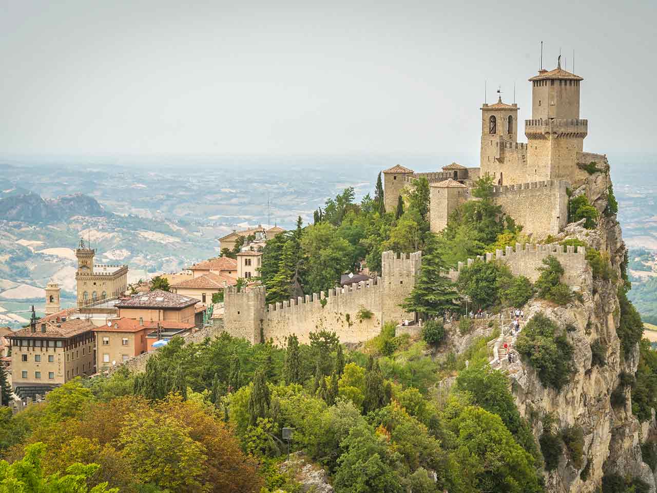 Mete imperdibili nel Montefeltro: panorama della Città di San Marino