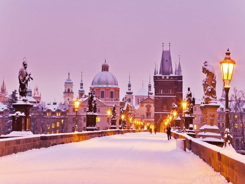 Natale in camper: il Ponte Carlo a Praga sotto la neve.