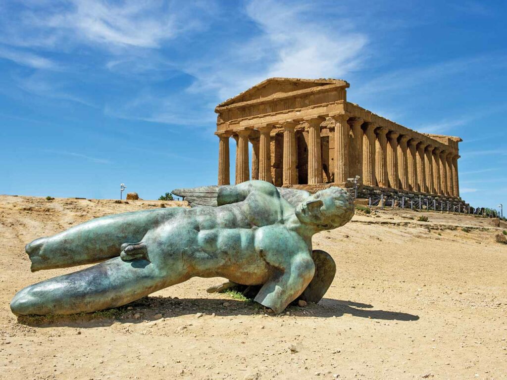 Pasqua e Pasquetta in camper: statua di Icaro caduto e Tempio della Concordia ad Agrigento.
