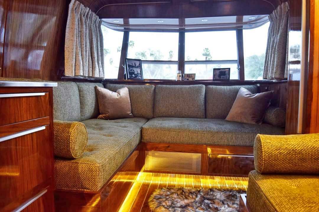 La dinette della caravan Holiday House Geographic Model X