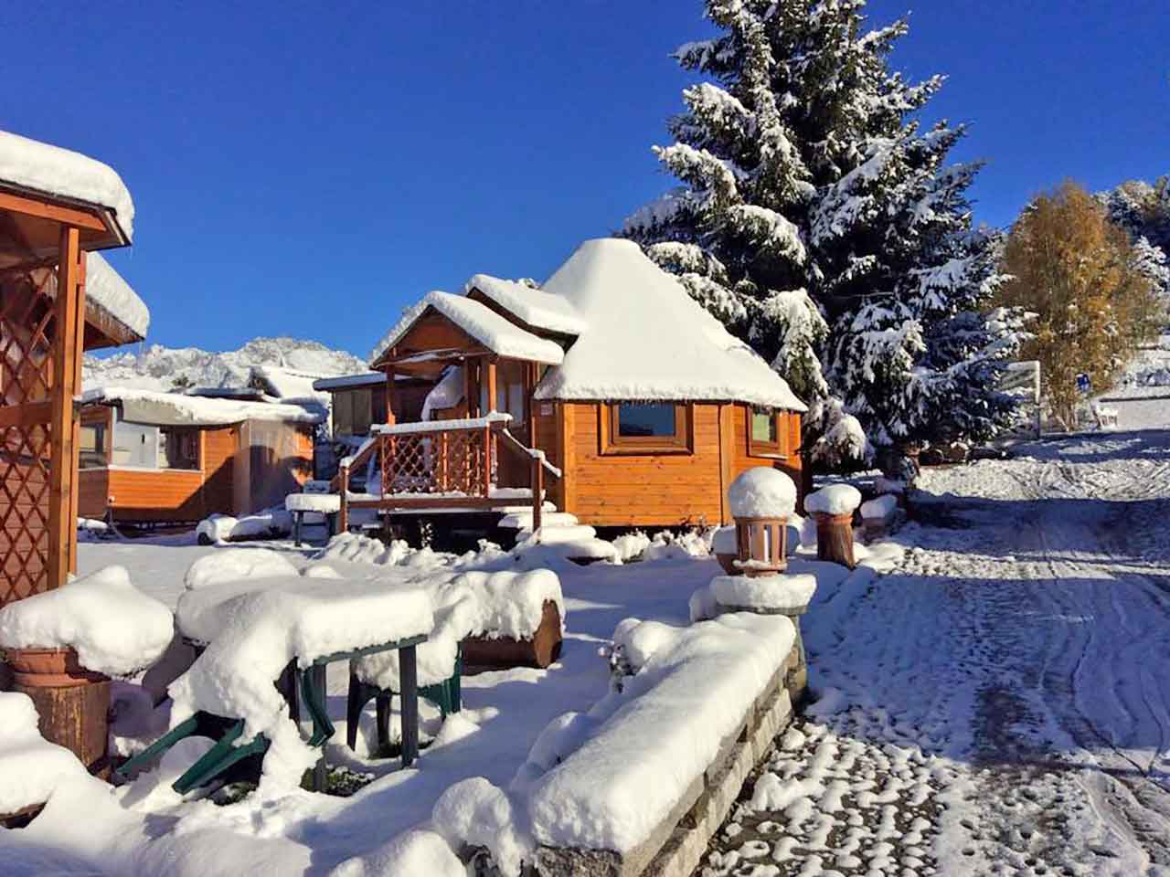 Il Dalai Lama Village a Châtillon (AO) - Il glamping sulla neve: ecco dove farlo.