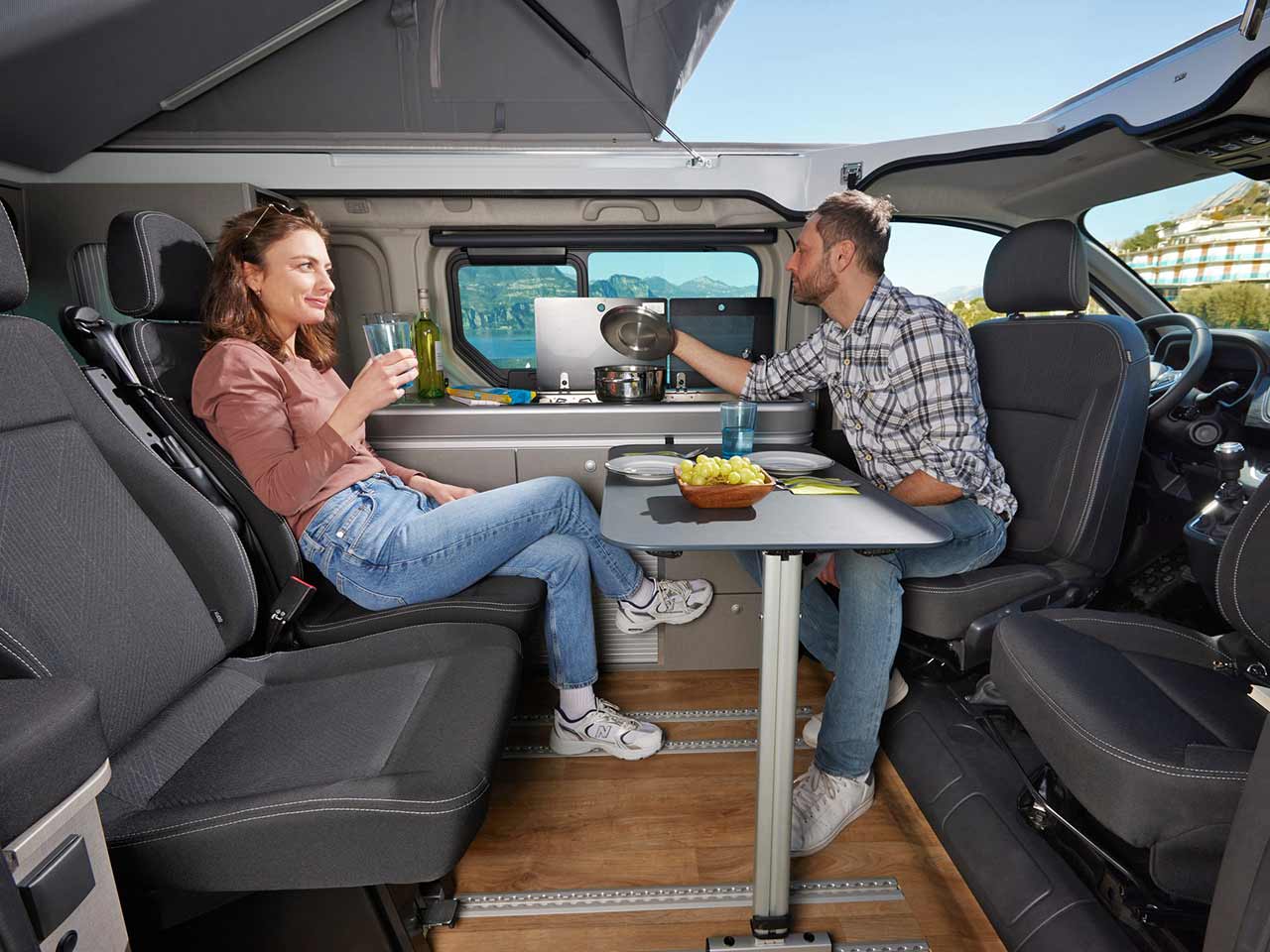 L'allestimento interno realizzato da Dethleffs per convertire Il van Nissan Primastar Tekna nel camper Seaside