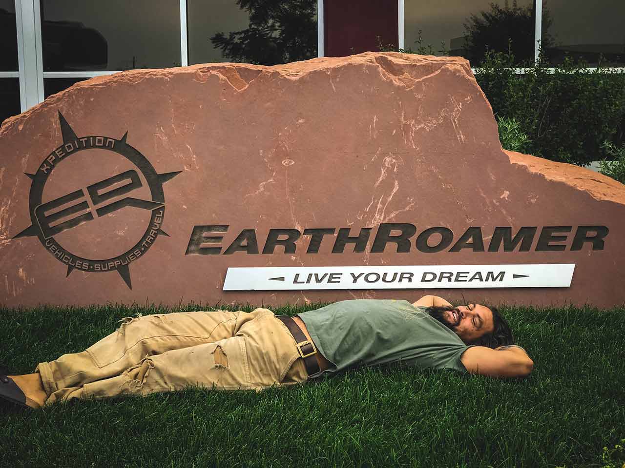 Jason Momoa presso la EarthRoamer che ha prodotto il suo camper