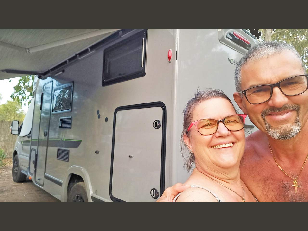Camper in Viaggio con Manuela e Valerio: i due protagonisti della trasmissione accanto al loro ultimo veicolo
